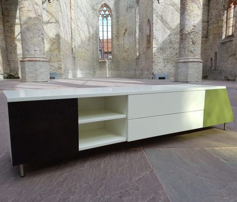 Groen/wit dressoir voor kamer met schuine wand