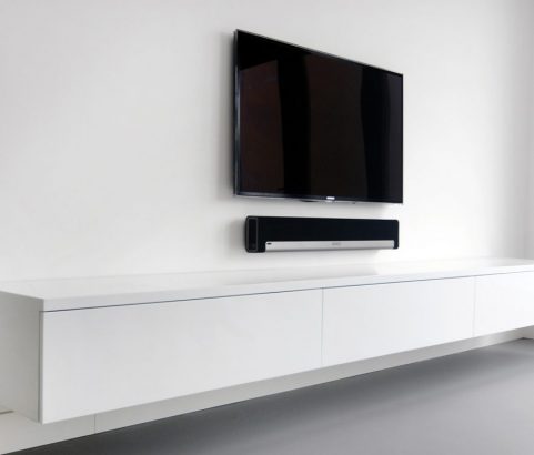 Zwevende, witte televisiekast/dressoir
