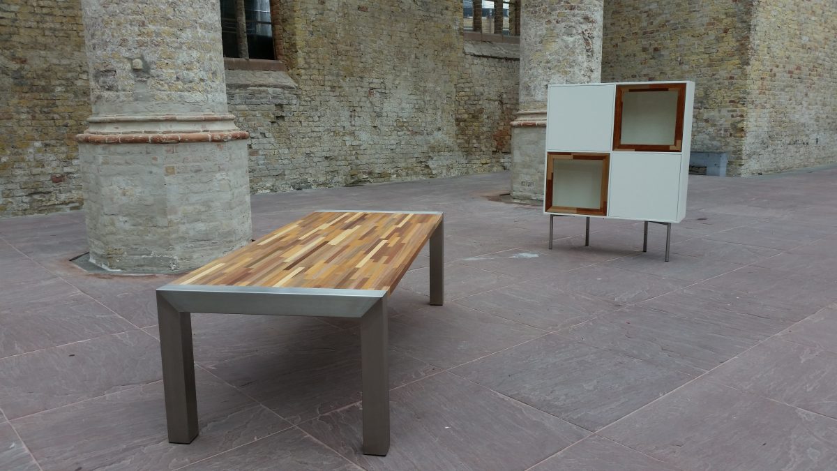 Prestigieus te binden Vervelen Eettafel - hout met rvs onderstel en bijpassende salontafel