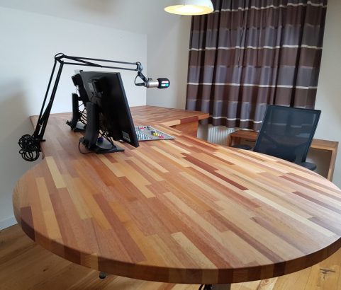 Bureau met verzonken regelpaneel