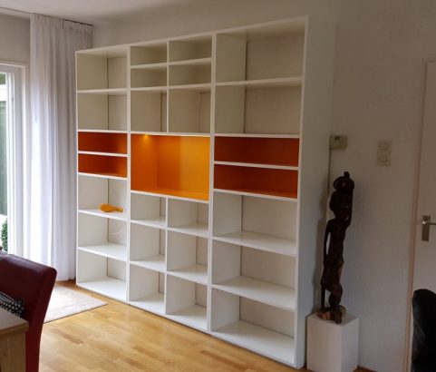 Witte boekenkast met oranje accentkleuren