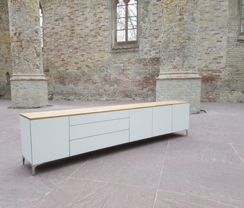 Wit dressoir met eikenhouten blad en eiken details