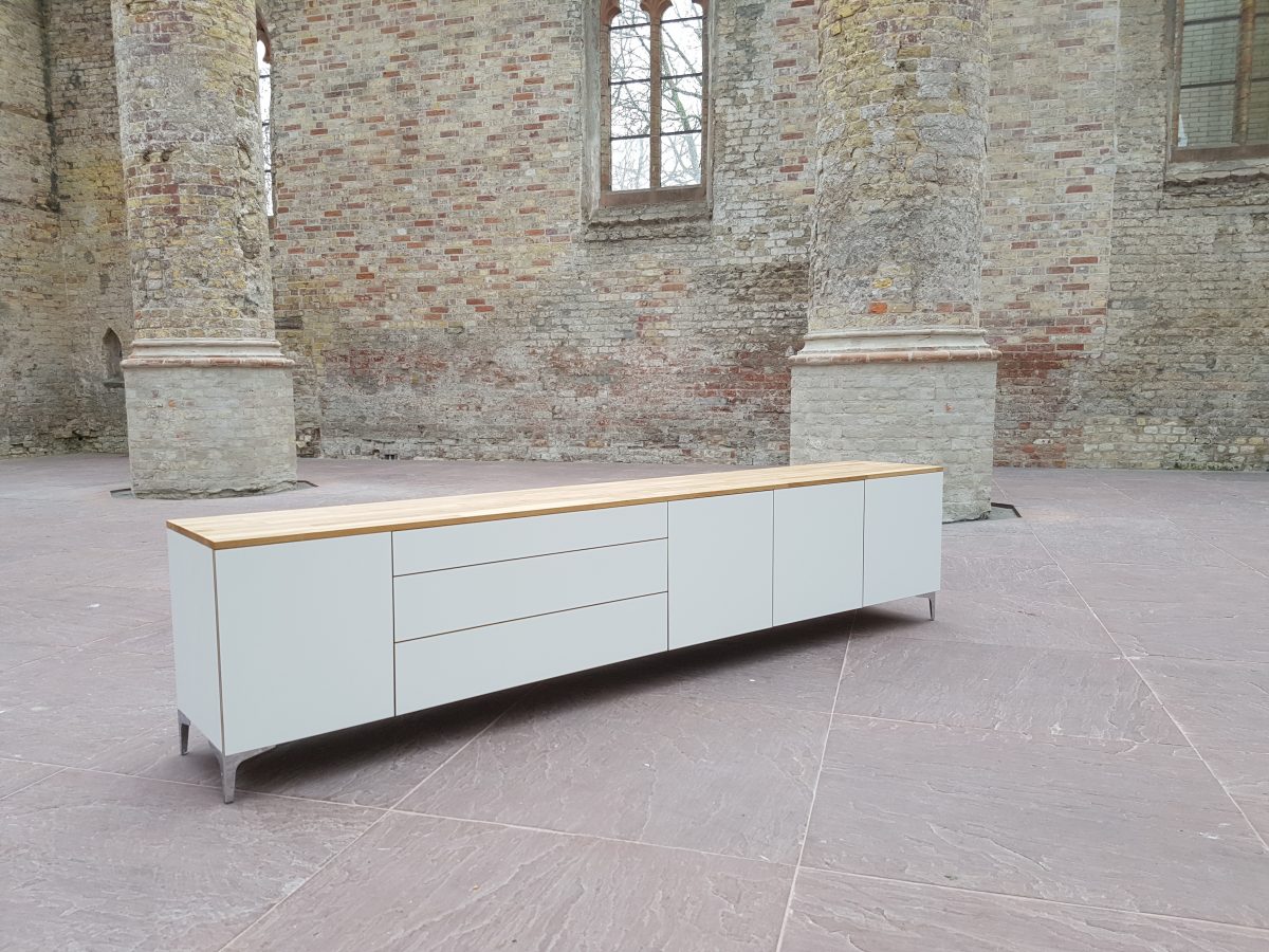 Op maat de wind is sterk muziek Wit dressoir met eikenhouten blad en eiken details