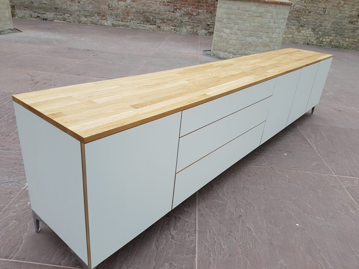 Kosciuszko aardolie Beoefend Wit dressoir met eikenhouten blad en eiken details