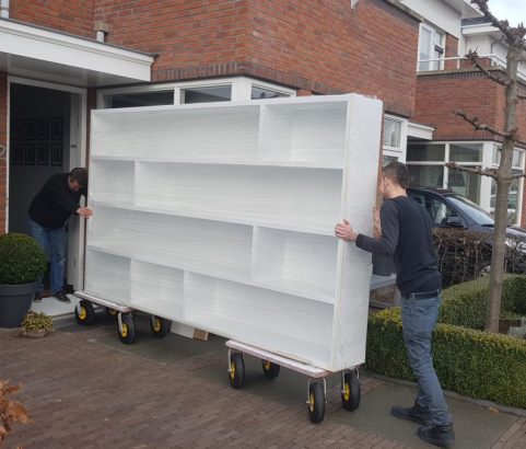 Grote, witte wandkast met geïntegreerde verlichting