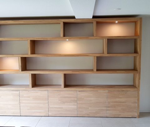 Eiken kast met verlichting en verborgen laden
