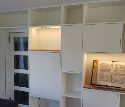 Boekenkast rondom de deur gebouwd
