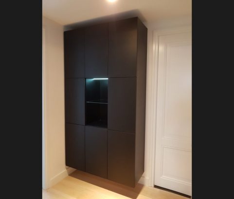Zwarte wandkast met ledverlichting