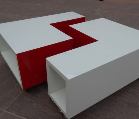 Gelakte, tweedelige salontafel op wielen