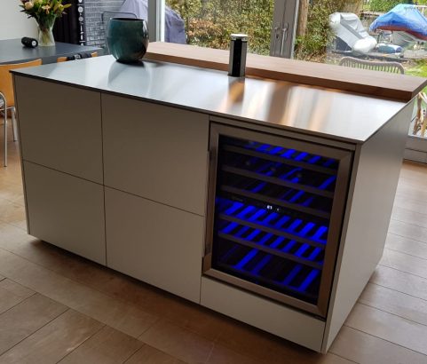 Keukeneiland met rvs blad en wijnkoeler
